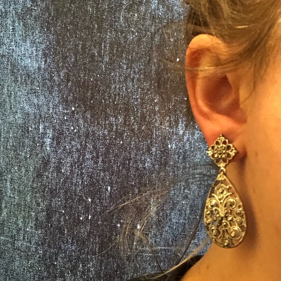 Jewelry - Silver Dangly Earrings